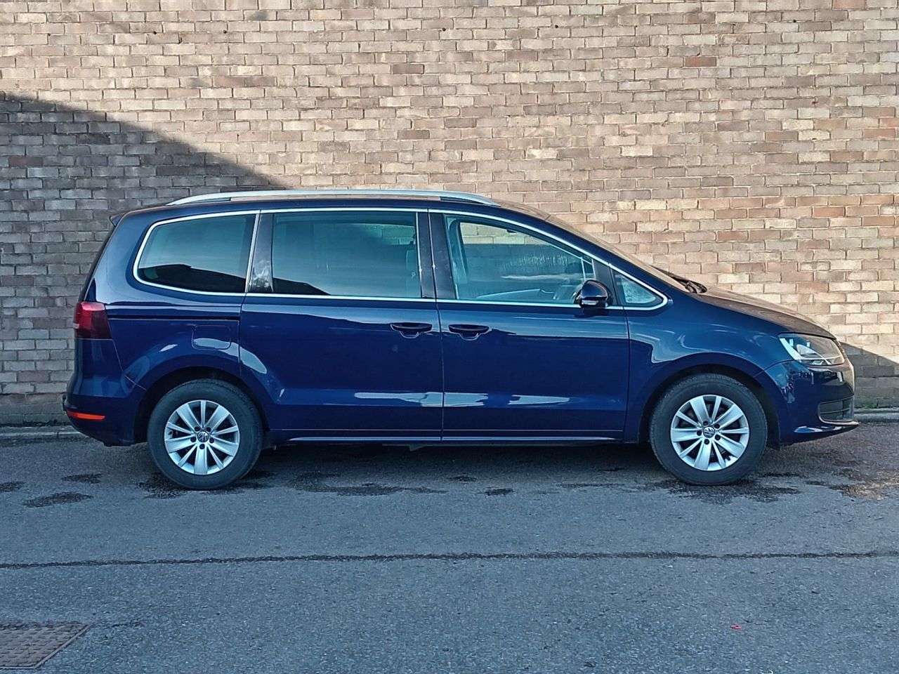 A 2018 VOLKSWAGEN SHARAN 2.0 TDI SE MPV 5dr Diesel DSG Euro 6 (s/s) (150 ps) A 2018 VOLKSWAGEN SHARAN 2.0 TDI SE MPV 5dr Diesel DSG Euro 6 (s/s) (150 ps)