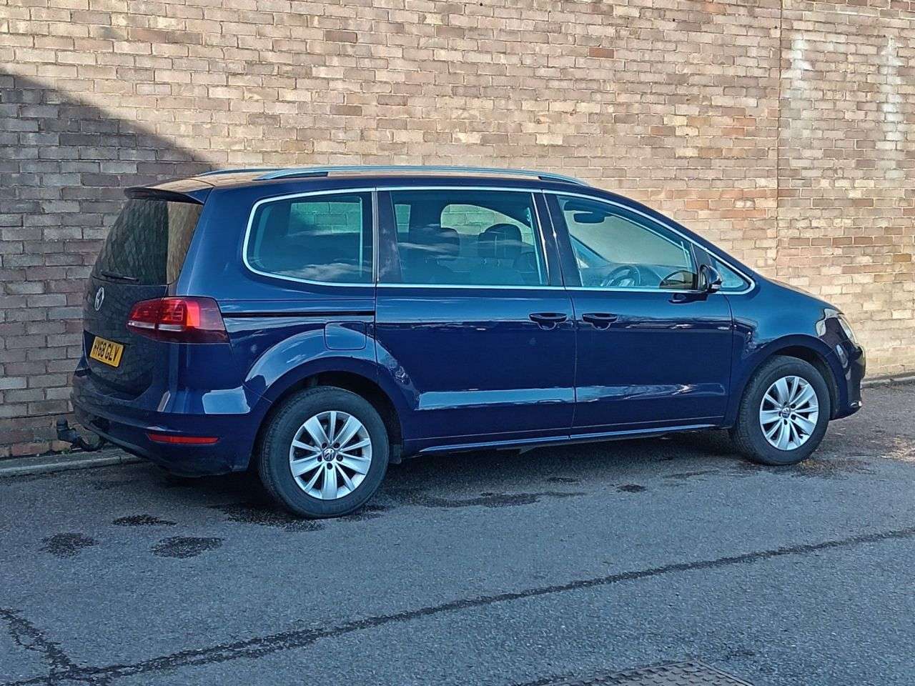 A 2018 VOLKSWAGEN SHARAN 2.0 TDI SE MPV 5dr Diesel DSG Euro 6 (s/s) (150 ps) A 2018 VOLKSWAGEN SHARAN 2.0 TDI SE MPV 5dr Diesel DSG Euro 6 (s/s) (150 ps)