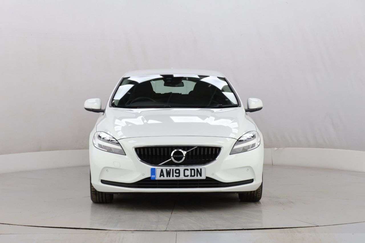 A 2019 VOLVO V40 2.0 D2 Momentum Edition Hatchback 5dr Diesel Auto Euro 6 (s/s) (120 ps) A 2019 VOLVO V40 2.0 D2 Momentum Edition Hatchback 5dr Diesel Auto Euro 6 (s/s) (120 ps)