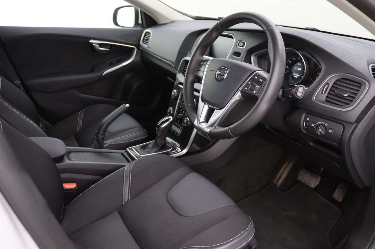 2019 VOLVO V40 2019 VOLVO V40