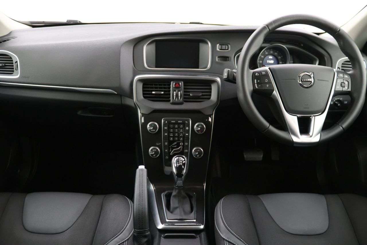 2019 VOLVO V40 2019 VOLVO V40