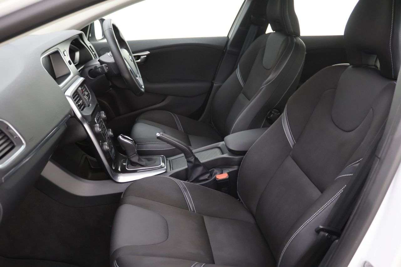 2019 VOLVO V40 2019 VOLVO V40