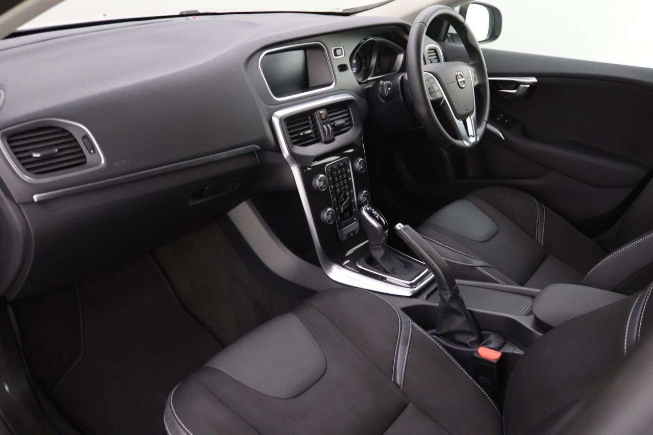 2019 VOLVO V40 2019 VOLVO V40