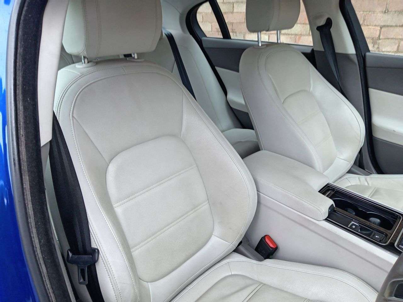 A 2019 JAGUAR XE 2.0d Prestige Saloon 4dr Diesel Auto AWD Euro 6 (s/s) (180 ps) A 2019 JAGUAR XE 2.0d Prestige Saloon 4dr Diesel Auto AWD Euro 6 (s/s) (180 ps)