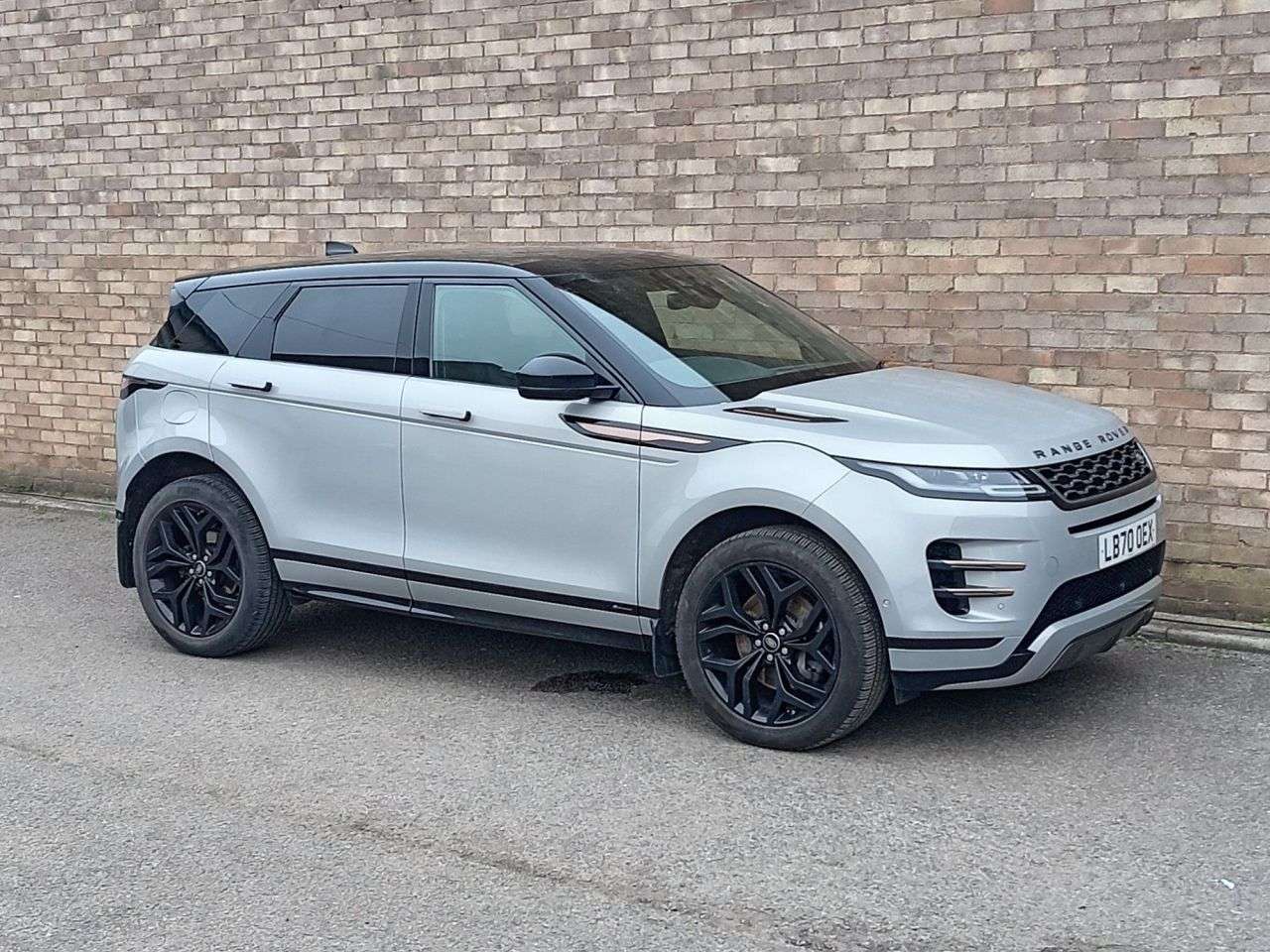 A 2020 LAND ROVER RANGE ROVER EVOQUE 2.0 D180 MHEV R-Dynamic SE SUV 5dr Diesel Auto 4WD Euro 6 (s/s) (180 ps) A 2020 LAND ROVER RANGE ROVER EVOQUE 2.0 D180 MHEV R-Dynamic SE SUV 5dr Diesel Auto 4WD Euro 6 (s/s) (180 ps)