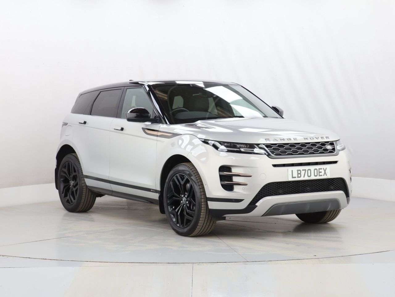 A 2020 LAND ROVER RANGE ROVER EVOQUE 2.0 D180 MHEV R-Dynamic SE SUV 5dr Diesel Auto 4WD Euro 6 (s/s) (180 ps) A 2020 LAND ROVER RANGE ROVER EVOQUE 2.0 D180 MHEV R-Dynamic SE SUV 5dr Diesel Auto 4WD Euro 6 (s/s) (180 ps)