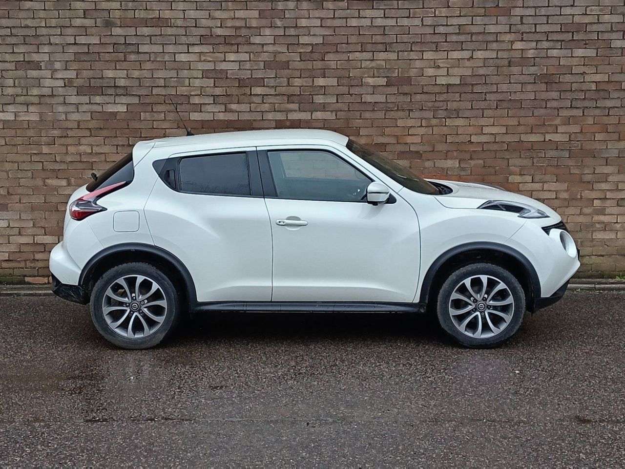 A 2019 NISSAN JUKE 1.6 Tekna SUV 5dr Petrol Manual Euro 6 (112 ps) A 2019 NISSAN JUKE 1.6 Tekna SUV 5dr Petrol Manual Euro 6 (112 ps)