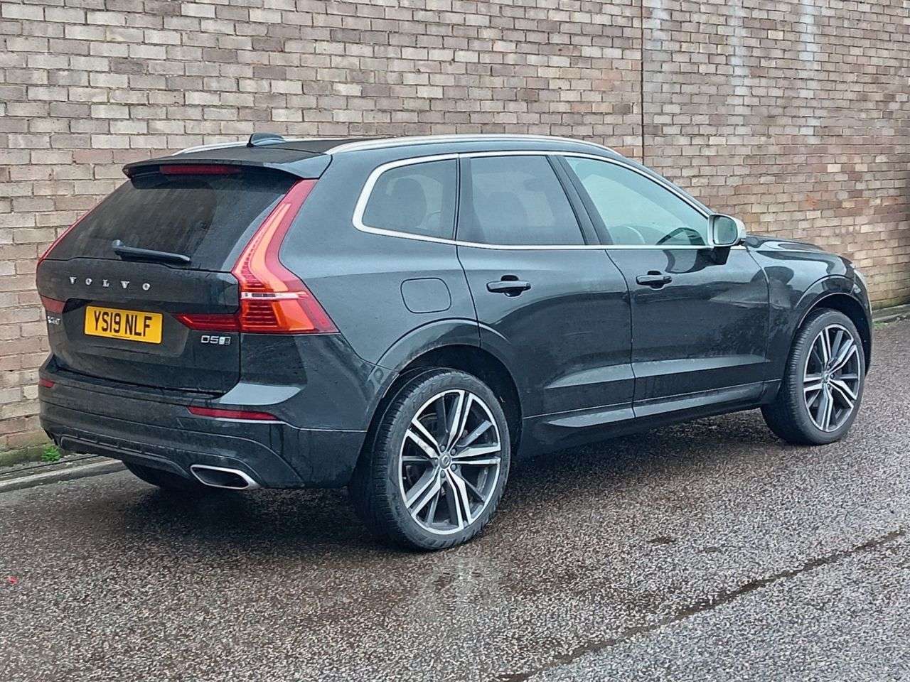A 2019 VOLVO XC60 2.0 D5 PowerPulse R-Design Pro SUV 5dr Diesel Auto AWD Euro 6 (s/s) (235 ps A 2019 VOLVO XC60 2.0 D5 PowerPulse R-Design Pro SUV 5dr Diesel Auto AWD Euro 6 (s/s) (235 ps