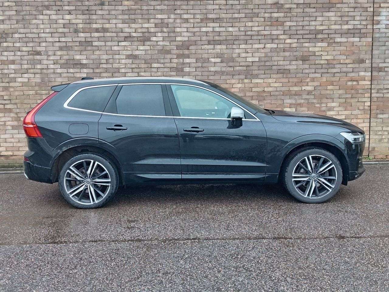 A 2019 VOLVO XC60 2.0 D5 PowerPulse R-Design Pro SUV 5dr Diesel Auto AWD Euro 6 (s/s) (235 ps A 2019 VOLVO XC60 2.0 D5 PowerPulse R-Design Pro SUV 5dr Diesel Auto AWD Euro 6 (s/s) (235 ps