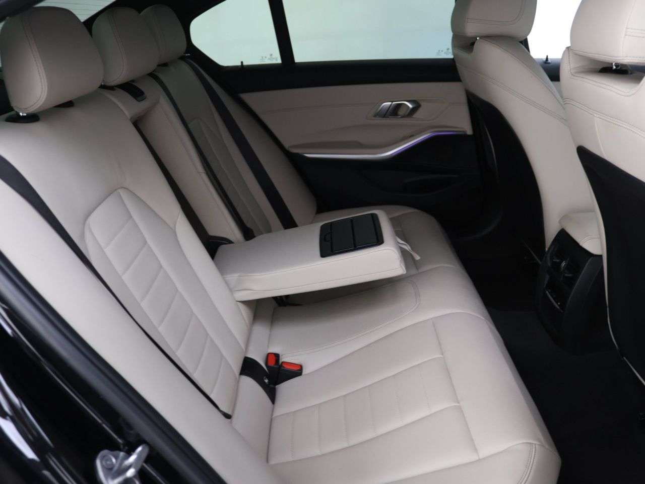 A 2020 BMW 3 SERIES 2.0 318d M Sport Saloon 4dr Diesel Auto Euro 6 (s/s) (150 ps) A 2020 BMW 3 SERIES 2.0 318d M Sport Saloon 4dr Diesel Auto Euro 6 (s/s) (150 ps)