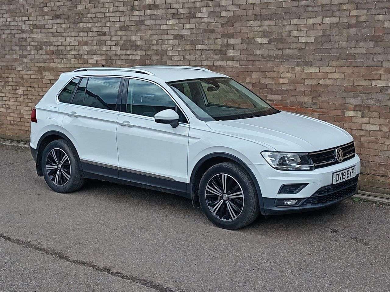 A 2019 VOLKSWAGEN TIGUAN 1.5 TSI EVO SE Navigation SUV 5dr Petrol Manual Euro 6 (s/s) (150 ps) A 2019 VOLKSWAGEN TIGUAN 1.5 TSI EVO SE Navigation SUV 5dr Petrol Manual Euro 6 (s/s) (150 ps)
