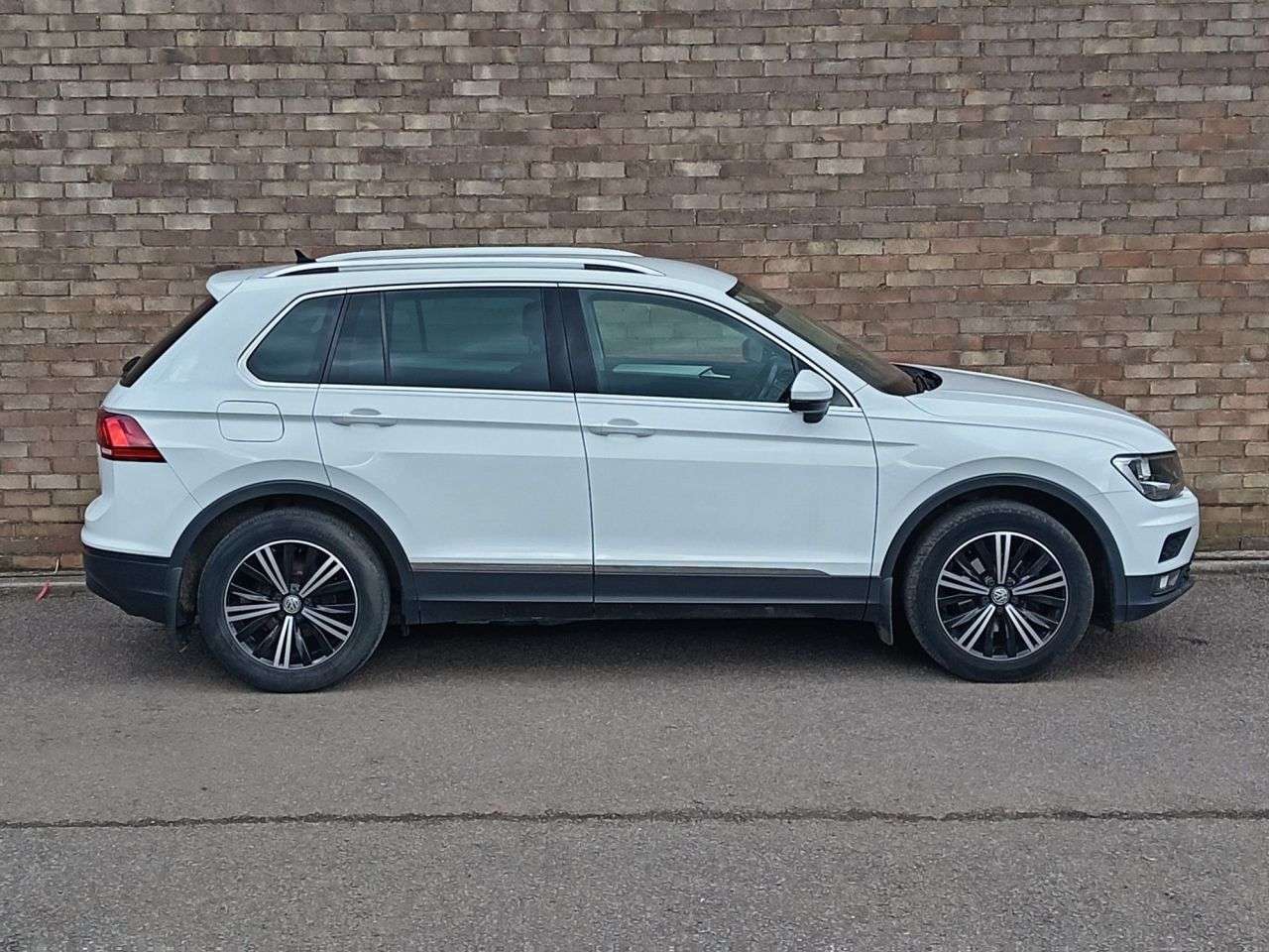 A 2019 VOLKSWAGEN TIGUAN 1.5 TSI EVO SE Navigation SUV 5dr Petrol Manual Euro 6 (s/s) (150 ps) A 2019 VOLKSWAGEN TIGUAN 1.5 TSI EVO SE Navigation SUV 5dr Petrol Manual Euro 6 (s/s) (150 ps)