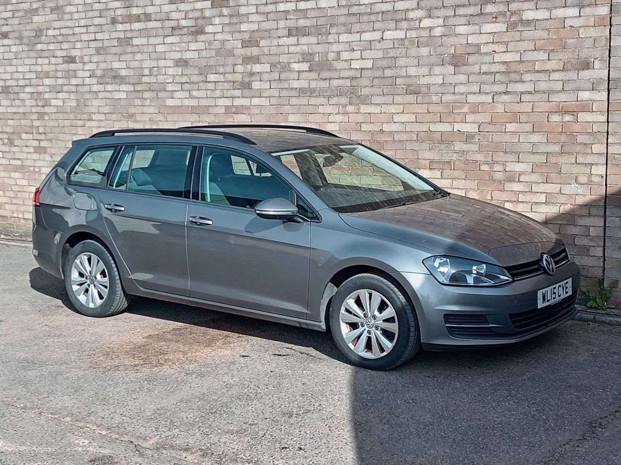 A 2015 VOLKSWAGEN GOLF 1.6 TDI BlueMotion Tech SE Estate 5dr Diesel DSG Euro 5 (s/s) (105 ps) A 2015 VOLKSWAGEN GOLF 1.6 TDI BlueMotion Tech SE Estate 5dr Diesel DSG Euro 5 (s/s) (105 ps)