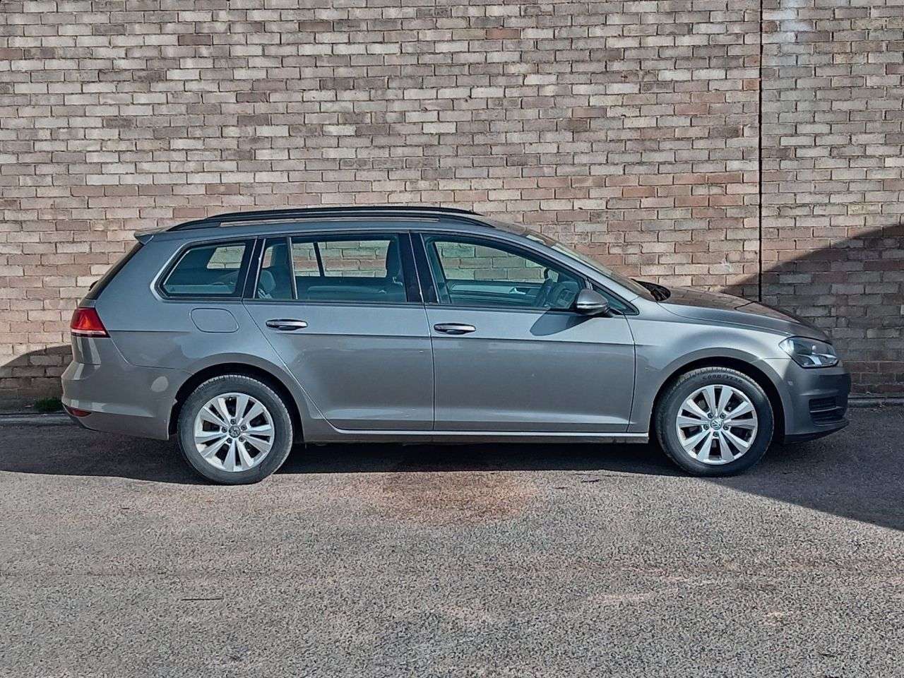 A 2015 VOLKSWAGEN GOLF 1.6 TDI BlueMotion Tech SE Estate 5dr Diesel DSG Euro 5 (s/s) (105 ps) A 2015 VOLKSWAGEN GOLF 1.6 TDI BlueMotion Tech SE Estate 5dr Diesel DSG Euro 5 (s/s) (105 ps)