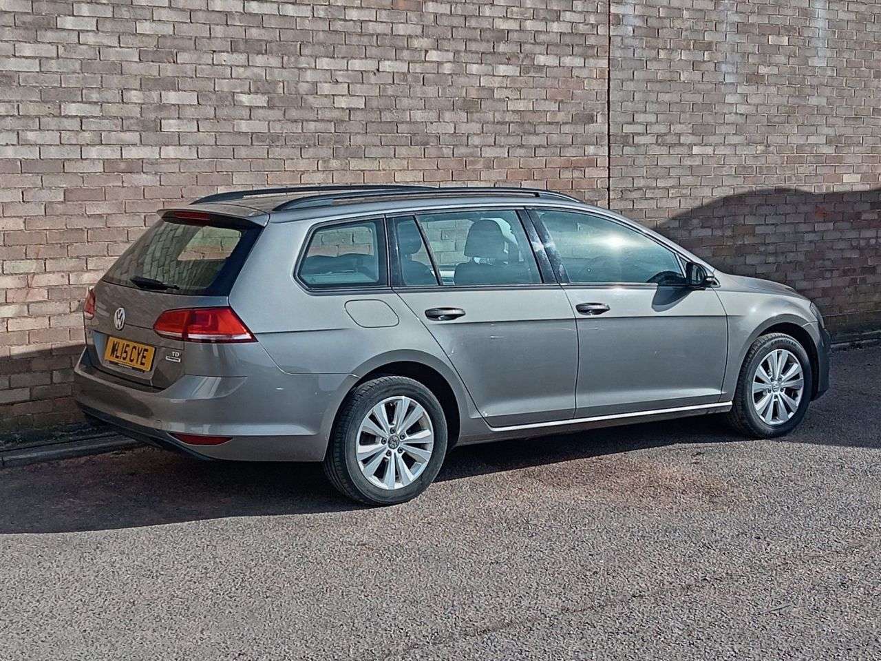 A 2015 VOLKSWAGEN GOLF 1.6 TDI BlueMotion Tech SE Estate 5dr Diesel DSG Euro 5 (s/s) (105 ps) A 2015 VOLKSWAGEN GOLF 1.6 TDI BlueMotion Tech SE Estate 5dr Diesel DSG Euro 5 (s/s) (105 ps)