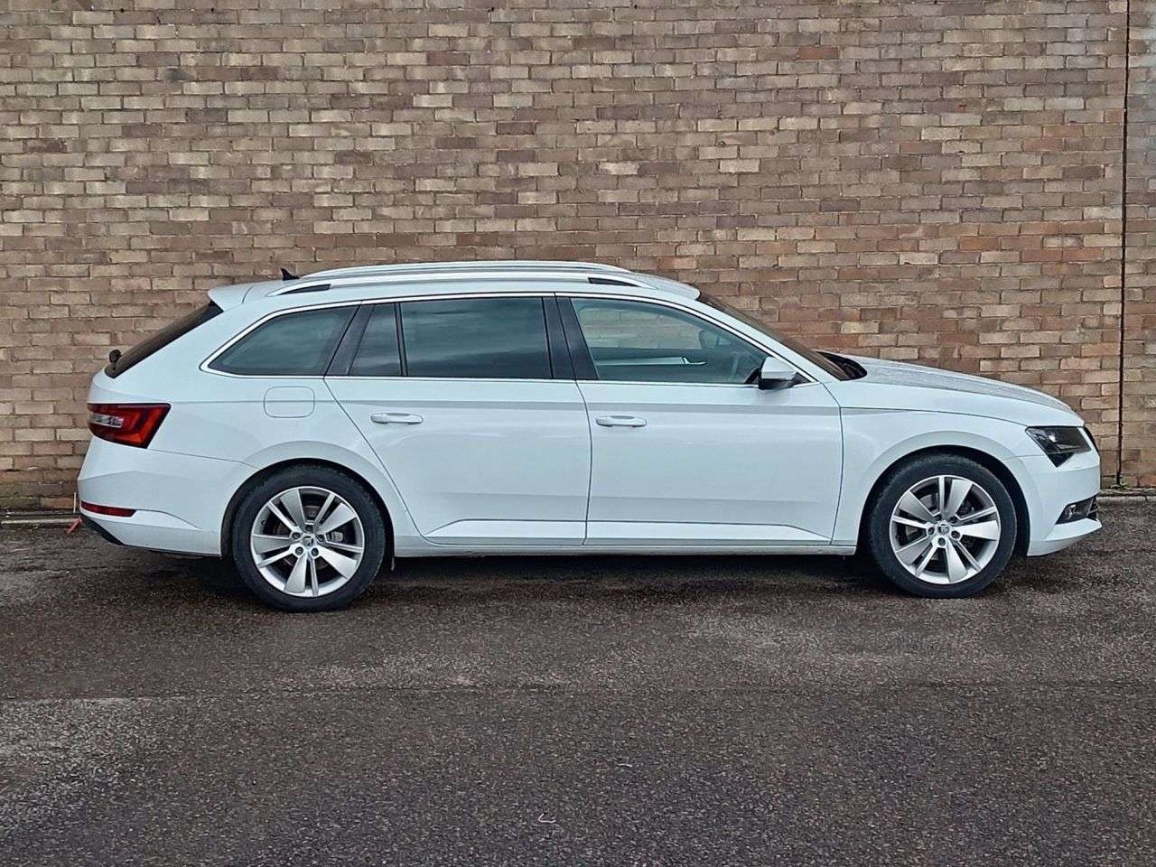 A 2018 SKODA SUPERB 2.0 TSI SE L Executive Estate 5dr Petrol DSG Euro 6 (s/s) (220 ps) A 2018 SKODA SUPERB 2.0 TSI SE L Executive Estate 5dr Petrol DSG Euro 6 (s/s) (220 ps)