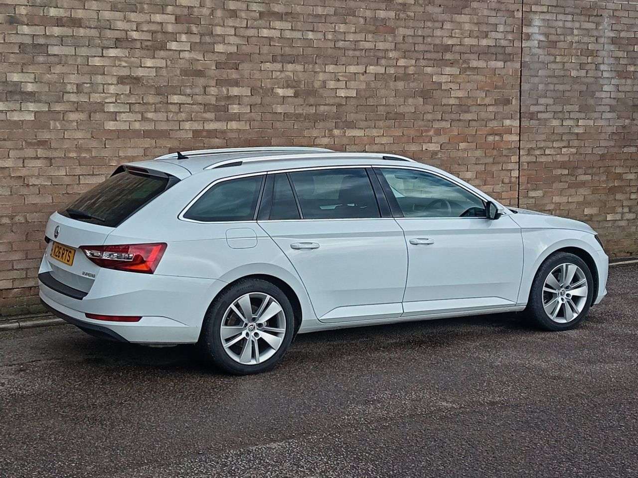 A 2018 SKODA SUPERB 2.0 TSI SE L Executive Estate 5dr Petrol DSG Euro 6 (s/s) (220 ps) A 2018 SKODA SUPERB 2.0 TSI SE L Executive Estate 5dr Petrol DSG Euro 6 (s/s) (220 ps)