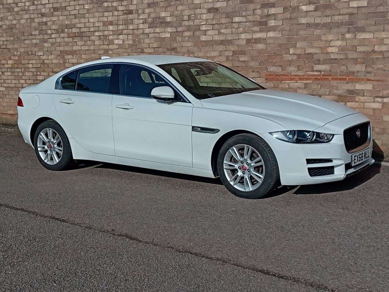 A 2018 JAGUAR XE 2.0d Prestige Saloon 4dr Diesel Auto Euro 6 (s/s) (180 ps) A 2018 JAGUAR XE 2.0d Prestige Saloon 4dr Diesel Auto Euro 6 (s/s) (180 ps)