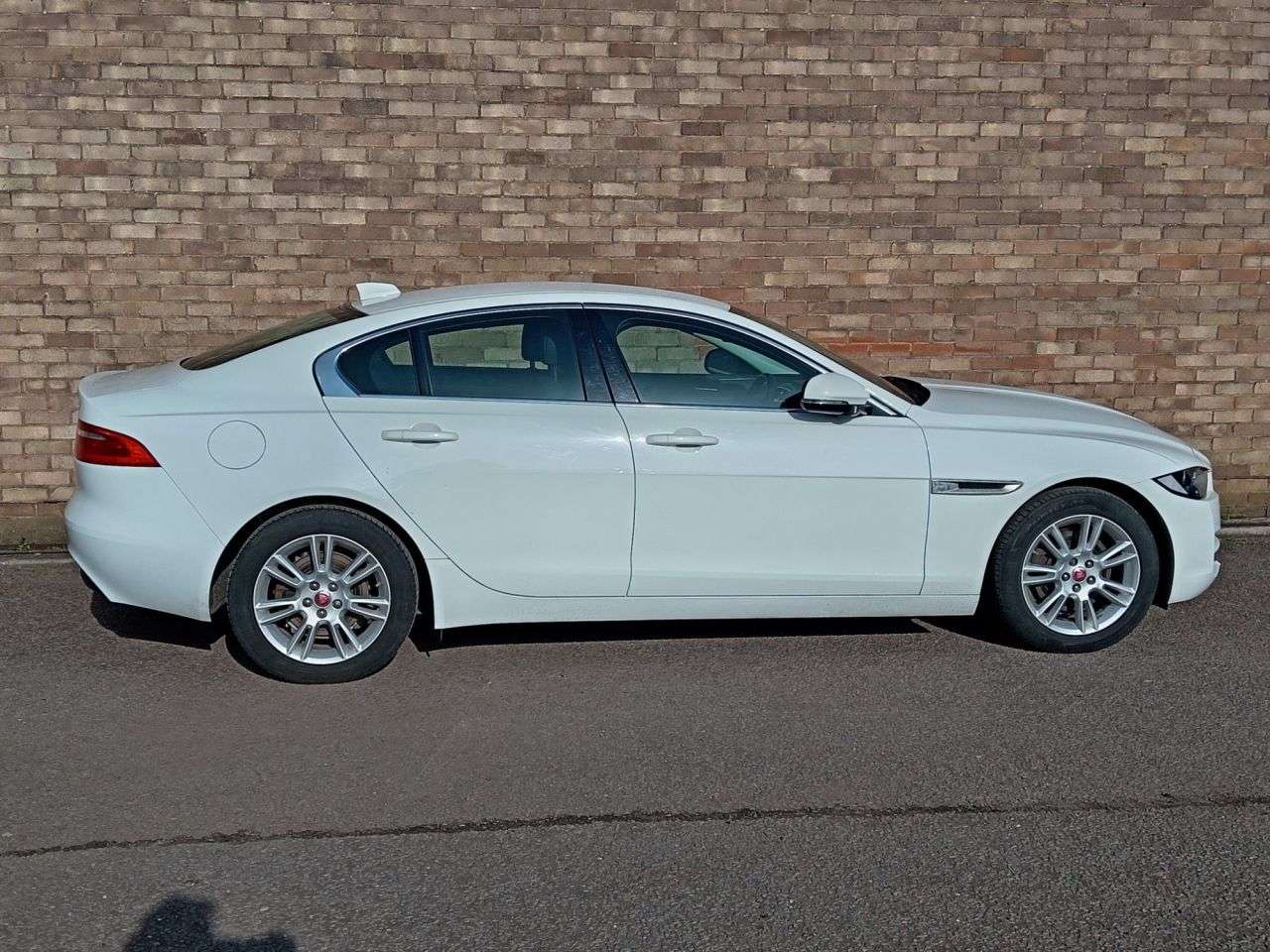 A 2018 JAGUAR XE 2.0d Prestige Saloon 4dr Diesel Auto Euro 6 (s/s) (180 ps) A 2018 JAGUAR XE 2.0d Prestige Saloon 4dr Diesel Auto Euro 6 (s/s) (180 ps)