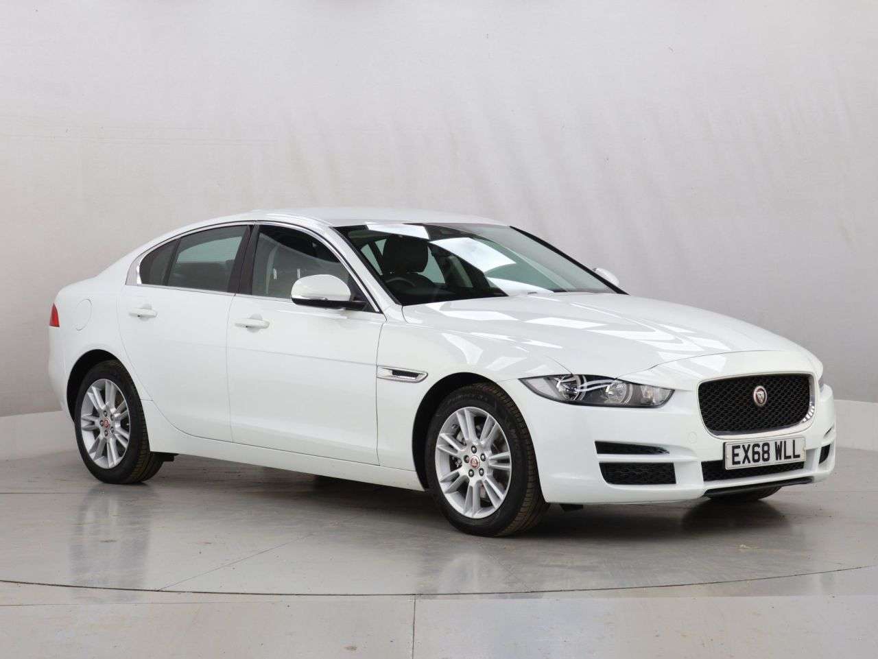 A 2018 JAGUAR XE 2.0d Prestige Saloon 4dr Diesel Auto Euro 6 (s/s) (180 ps) A 2018 JAGUAR XE 2.0d Prestige Saloon 4dr Diesel Auto Euro 6 (s/s) (180 ps)