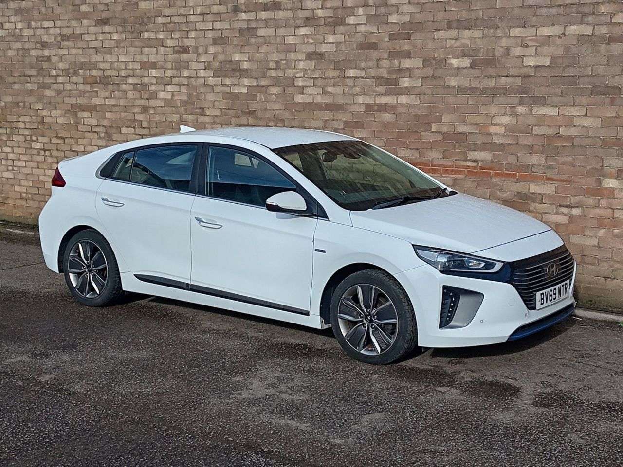 A 2019 HYUNDAI IONIQ 1.6 h-GDi GPF Premium SE Hatchback 5dr Petrol Hybrid DCT Euro 6 (s/s) (141 A 2019 HYUNDAI IONIQ 1.6 h-GDi GPF Premium SE Hatchback 5dr Petrol Hybrid DCT Euro 6 (s/s) (141