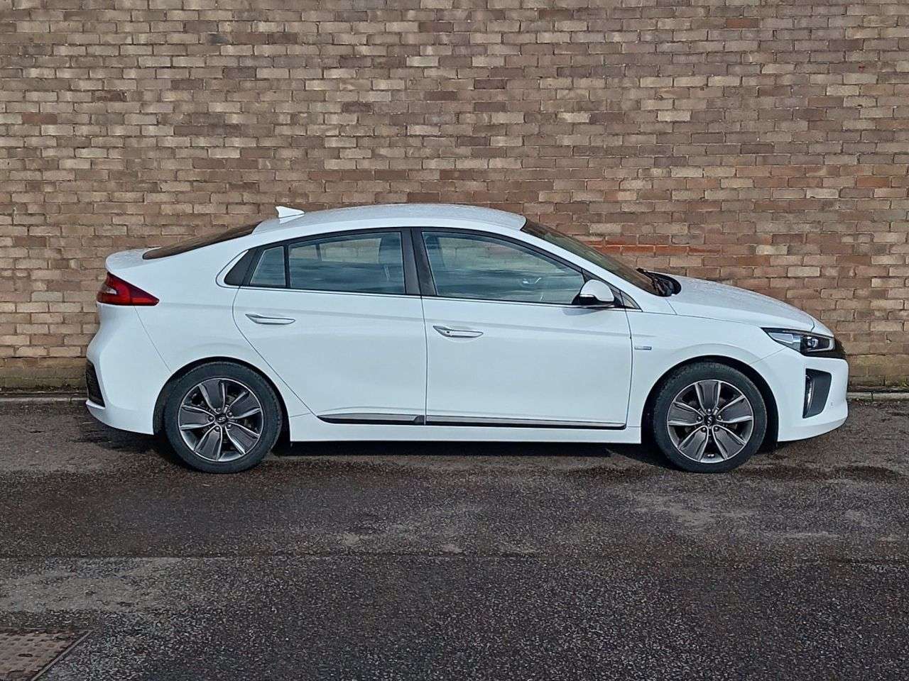 A 2019 HYUNDAI IONIQ 1.6 h-GDi GPF Premium SE Hatchback 5dr Petrol Hybrid DCT Euro 6 (s/s) (141 A 2019 HYUNDAI IONIQ 1.6 h-GDi GPF Premium SE Hatchback 5dr Petrol Hybrid DCT Euro 6 (s/s) (141