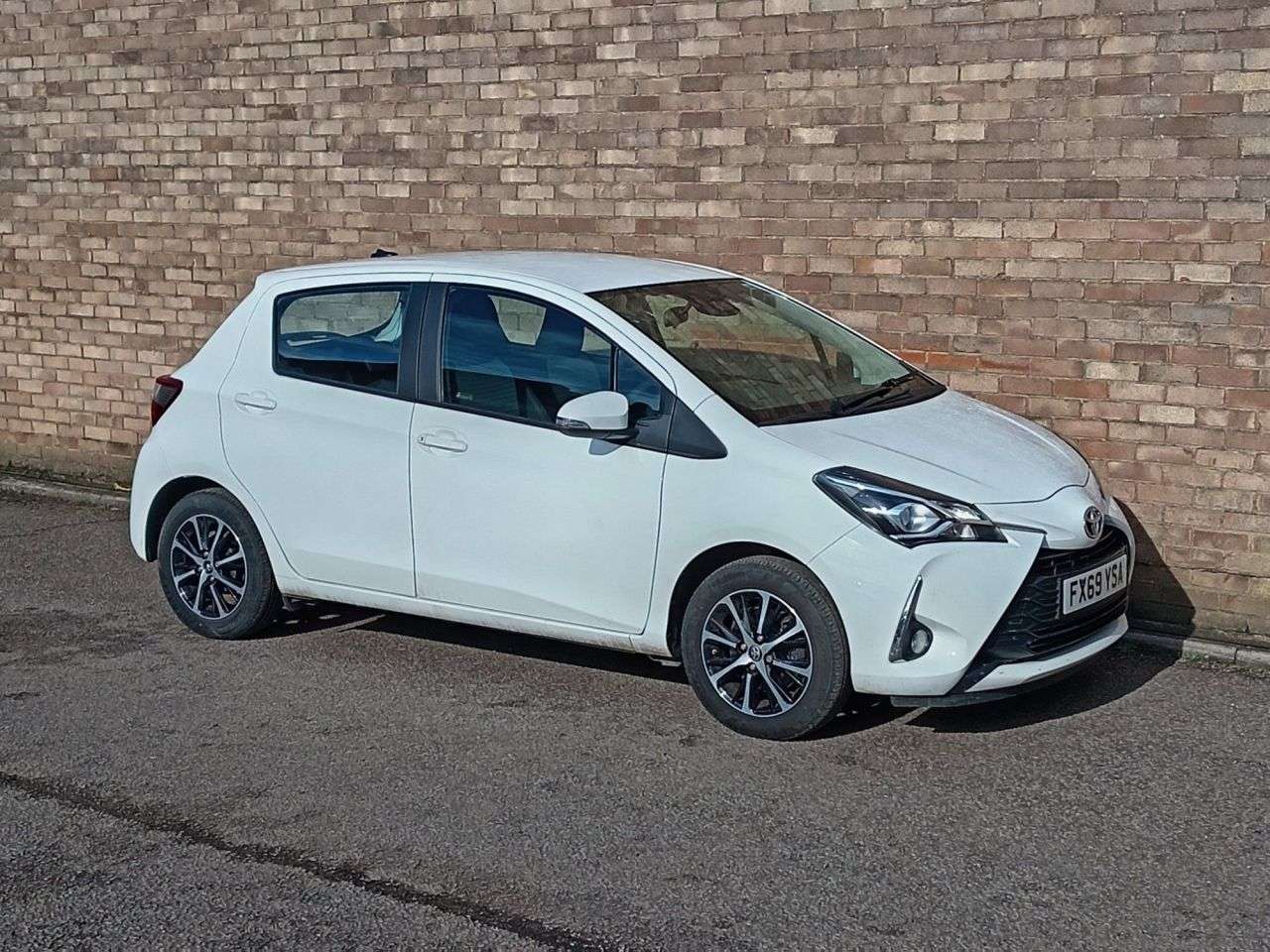 A 2019 TOYOTA YARIS 1.5 VVT-i Icon Tech Hatchback 5dr Petrol Manual Euro 6 (111 ps) A 2019 TOYOTA YARIS 1.5 VVT-i Icon Tech Hatchback 5dr Petrol Manual Euro 6 (111 ps)
