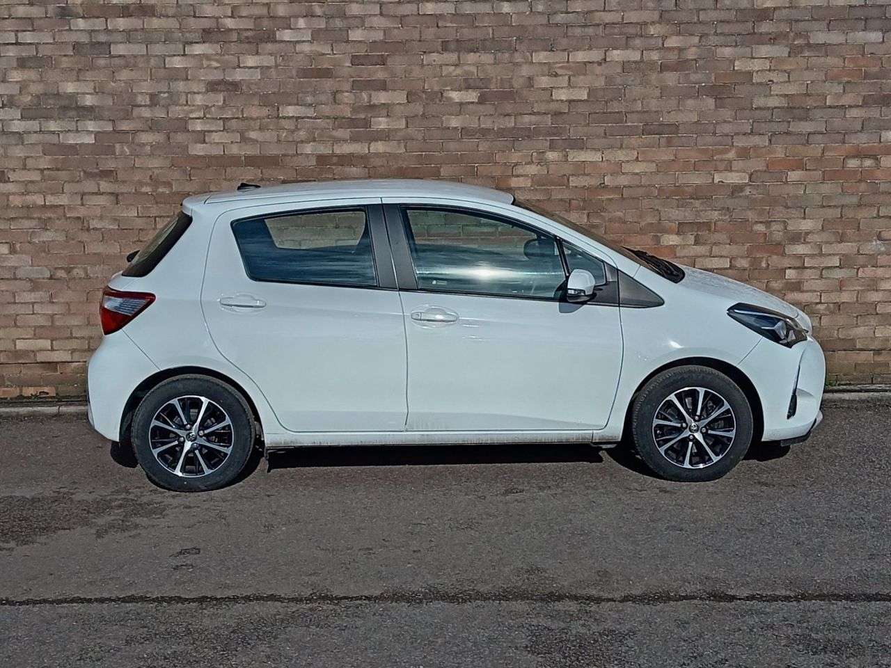 A 2019 TOYOTA YARIS 1.5 VVT-i Icon Tech Hatchback 5dr Petrol Manual Euro 6 (111 ps) A 2019 TOYOTA YARIS 1.5 VVT-i Icon Tech Hatchback 5dr Petrol Manual Euro 6 (111 ps)