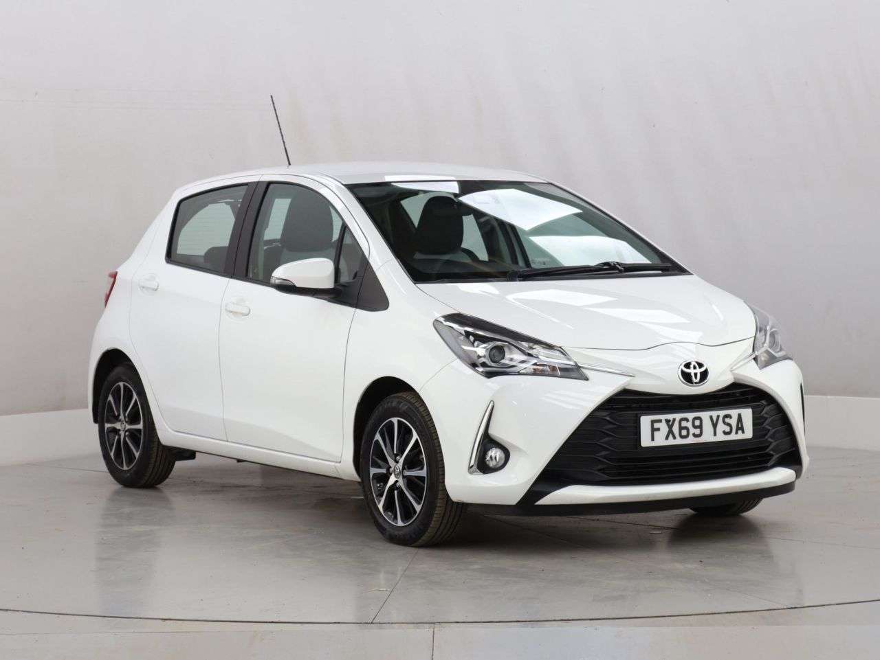 A 2019 TOYOTA YARIS 1.5 VVT-i Icon Tech Hatchback 5dr Petrol Manual Euro 6 (111 ps) A 2019 TOYOTA YARIS 1.5 VVT-i Icon Tech Hatchback 5dr Petrol Manual Euro 6 (111 ps)