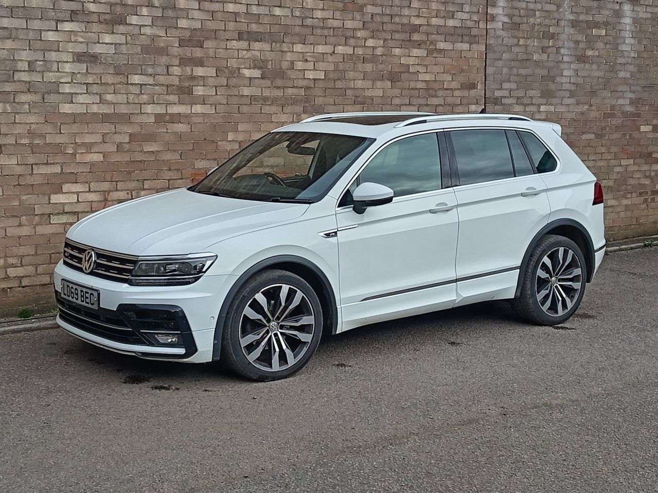 A 2020 VOLKSWAGEN TIGUAN 2.0 TDI R-Line Tech SUV 5dr Diesel DSG Euro 6 (s/s) (150 ps) A 2020 VOLKSWAGEN TIGUAN 2.0 TDI R-Line Tech SUV 5dr Diesel DSG Euro 6 (s/s) (150 ps)