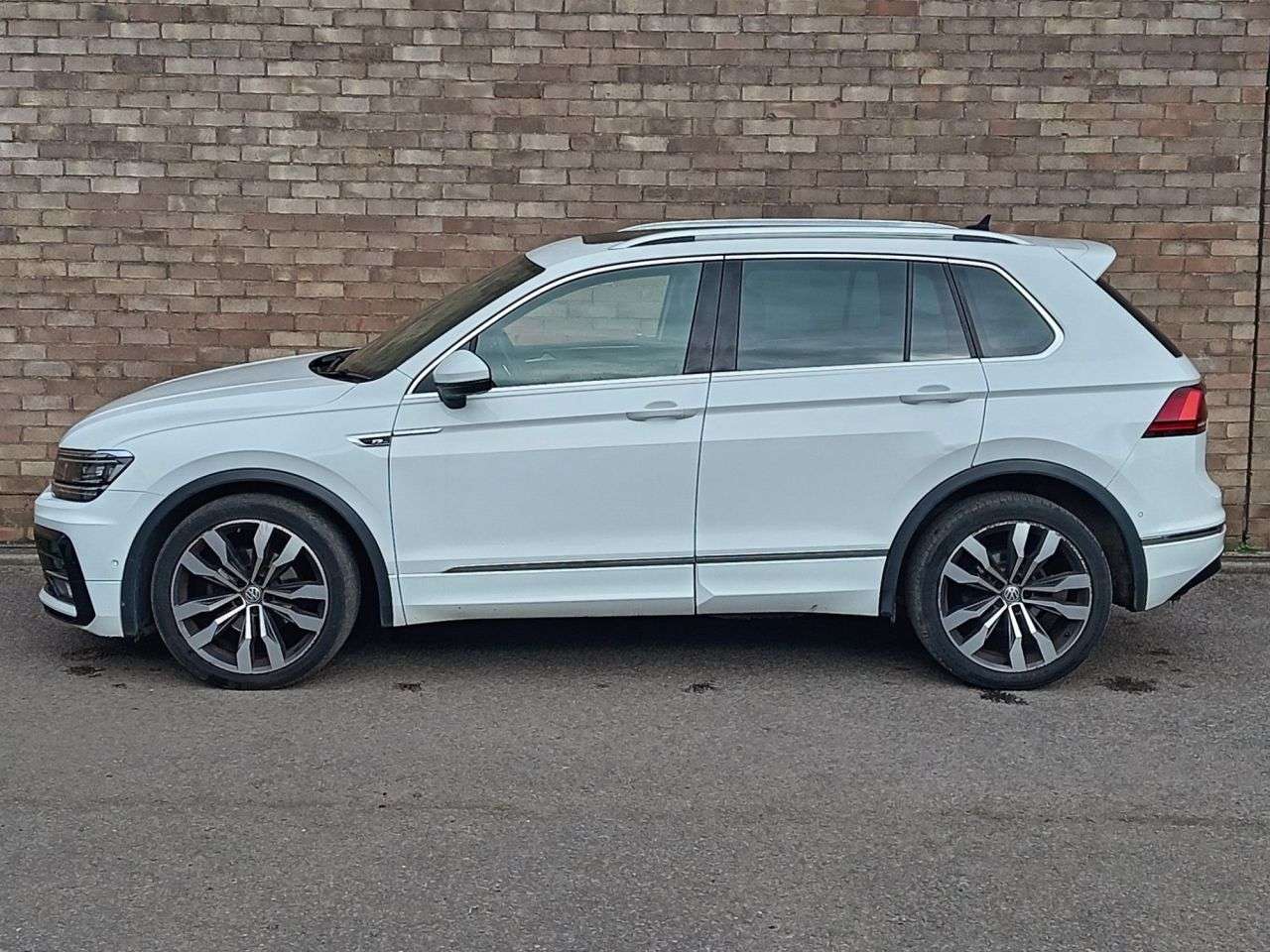 A 2020 VOLKSWAGEN TIGUAN 2.0 TDI R-Line Tech SUV 5dr Diesel DSG Euro 6 (s/s) (150 ps) A 2020 VOLKSWAGEN TIGUAN 2.0 TDI R-Line Tech SUV 5dr Diesel DSG Euro 6 (s/s) (150 ps)