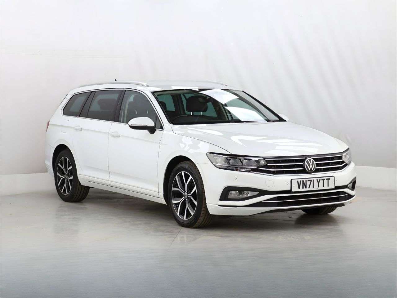 A 2022 VOLKSWAGEN PASSAT 2.0 TDI EVO SEL Estate 5dr Diesel Manual Euro 6 (s/s) (150 ps) A 2022 VOLKSWAGEN PASSAT 2.0 TDI EVO SEL Estate 5dr Diesel Manual Euro 6 (s/s) (150 ps)