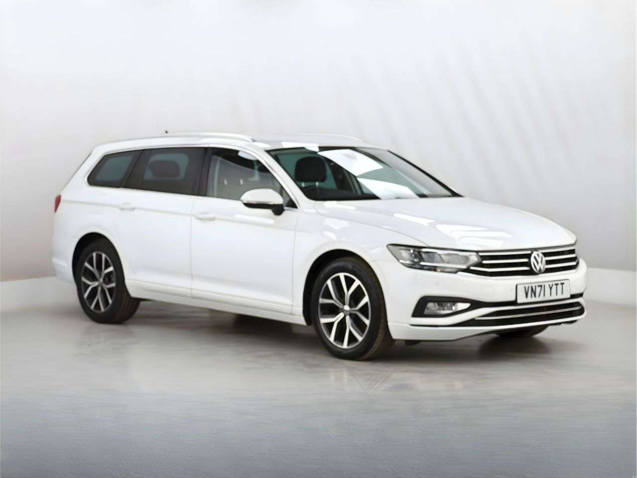 A 2022 VOLKSWAGEN PASSAT 2.0 TDI EVO SEL Estate 5dr Diesel Manual Euro 6 (s/s) (150 ps) A 2022 VOLKSWAGEN PASSAT 2.0 TDI EVO SEL Estate 5dr Diesel Manual Euro 6 (s/s) (150 ps)