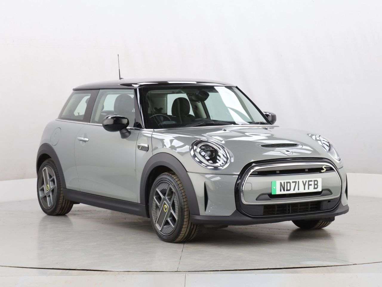 A 2021 MINI ELECTRIC HATCH Cooper SE 32.6kWh Level 1 Hatchback 3dr Electric Auto (184 ps) A 2021 MINI ELECTRIC HATCH Cooper SE 32.6kWh Level 1 Hatchback 3dr Electric Auto (184 ps)
