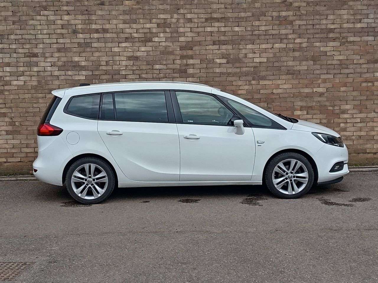 A 2017 VAUXHALL ZAFIRA TOURER 1.4i Turbo SRi Nav MPV 5dr Petrol Manual Euro 6 (140 ps) A 2017 VAUXHALL ZAFIRA TOURER 1.4i Turbo SRi Nav MPV 5dr Petrol Manual Euro 6 (140 ps)