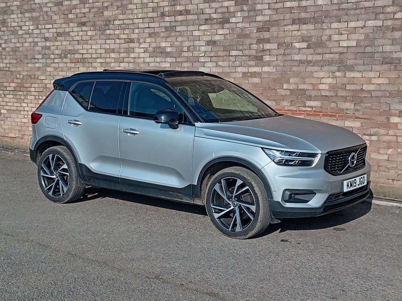 A 2019 VOLVO XC40 2.0 D4 R-Design Pro SUV 5dr Diesel Auto AWD Euro 6 (s/s) (190 ps) A 2019 VOLVO XC40 2.0 D4 R-Design Pro SUV 5dr Diesel Auto AWD Euro 6 (s/s) (190 ps)