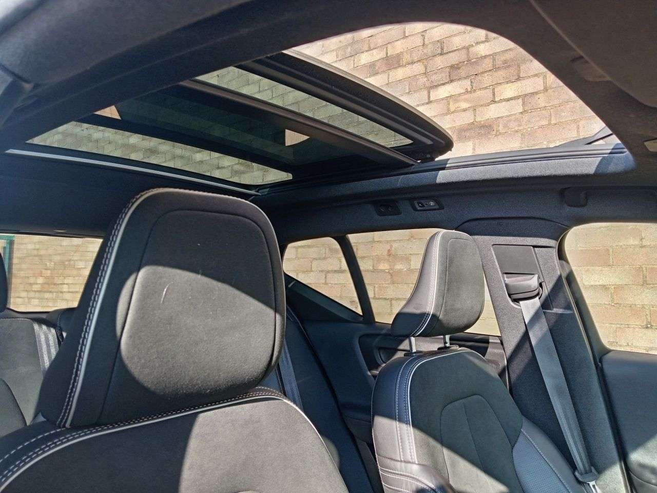 A 2019 VOLVO XC40 2.0 D4 R-Design Pro SUV 5dr Diesel Auto AWD Euro 6 (s/s) (190 ps) A 2019 VOLVO XC40 2.0 D4 R-Design Pro SUV 5dr Diesel Auto AWD Euro 6 (s/s) (190 ps)