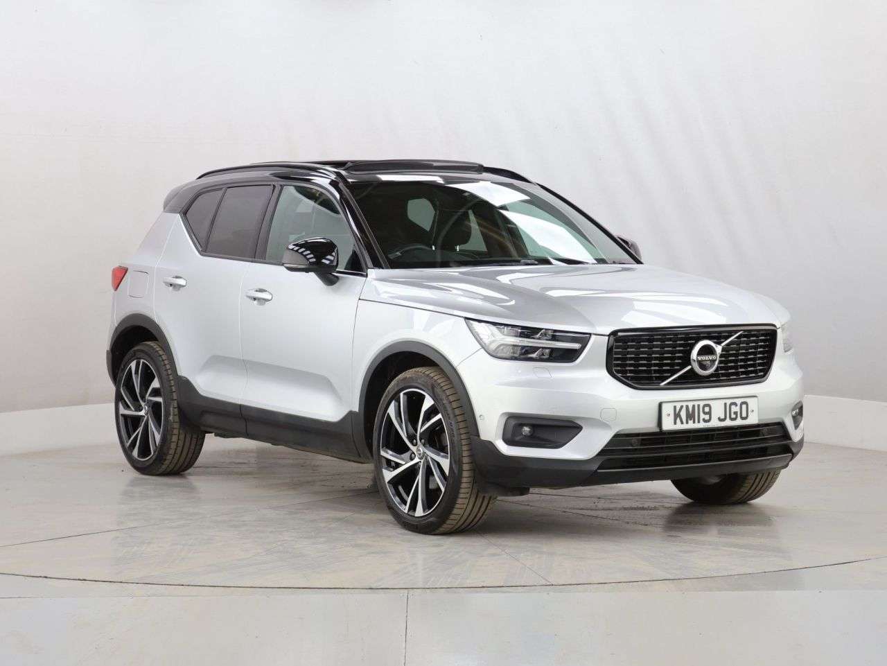 A 2019 VOLVO XC40 2.0 D4 R-Design Pro SUV 5dr Diesel Auto AWD Euro 6 (s/s) (190 ps) A 2019 VOLVO XC40 2.0 D4 R-Design Pro SUV 5dr Diesel Auto AWD Euro 6 (s/s) (190 ps)