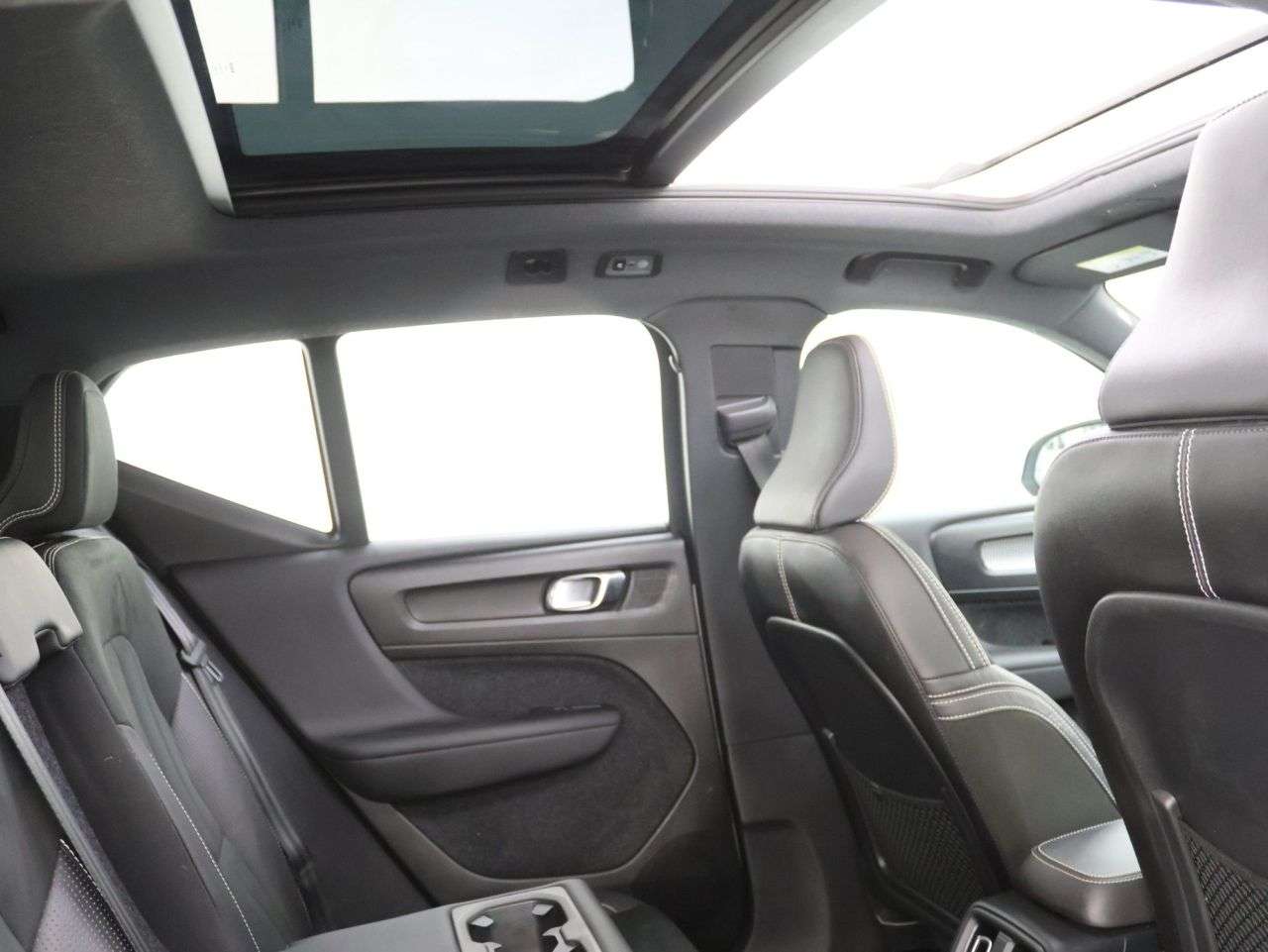 A 2019 VOLVO XC40 2.0 D4 R-Design Pro SUV 5dr Diesel Auto AWD Euro 6 (s/s) (190 ps) A 2019 VOLVO XC40 2.0 D4 R-Design Pro SUV 5dr Diesel Auto AWD Euro 6 (s/s) (190 ps)