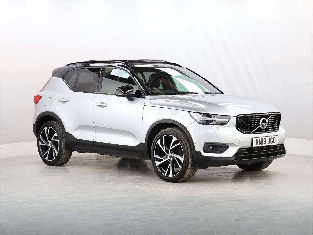 A 2019 VOLVO XC40 2.0 D4 R-Design Pro SUV 5dr Diesel Auto AWD Euro 6 (s/s) (190 ps) A 2019 VOLVO XC40 2.0 D4 R-Design Pro SUV 5dr Diesel Auto AWD Euro 6 (s/s) (190 ps)