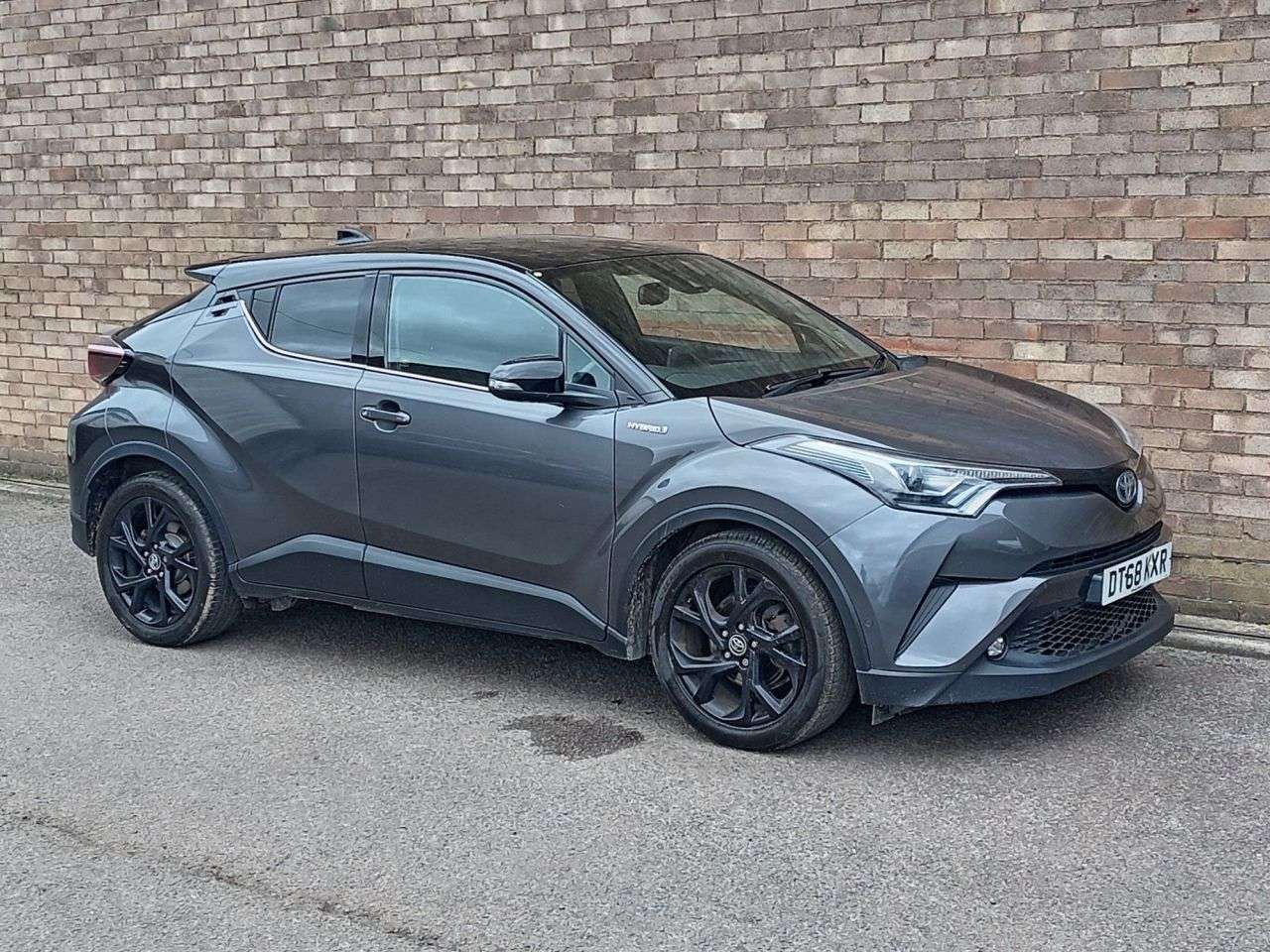 A 2019 TOYOTA C-HR 1.8 VVT-h Dynamic SUV 5dr Petrol Hybrid CVT Euro 6 (s/s) (122 ps) A 2019 TOYOTA C-HR 1.8 VVT-h Dynamic SUV 5dr Petrol Hybrid CVT Euro 6 (s/s) (122 ps)