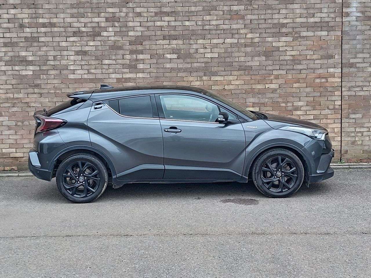 A 2019 TOYOTA C-HR 1.8 VVT-h Dynamic SUV 5dr Petrol Hybrid CVT Euro 6 (s/s) (122 ps) A 2019 TOYOTA C-HR 1.8 VVT-h Dynamic SUV 5dr Petrol Hybrid CVT Euro 6 (s/s) (122 ps)