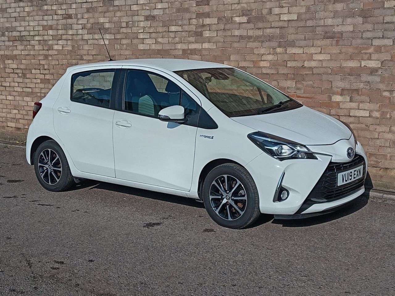 A 2019 TOYOTA YARIS 1.5 VVT-h Icon Tech Hatchback 5dr Petrol Hybrid E-CVT Euro 6 (s/s) (100 ps) A 2019 TOYOTA YARIS 1.5 VVT-h Icon Tech Hatchback 5dr Petrol Hybrid E-CVT Euro 6 (s/s) (100 ps)