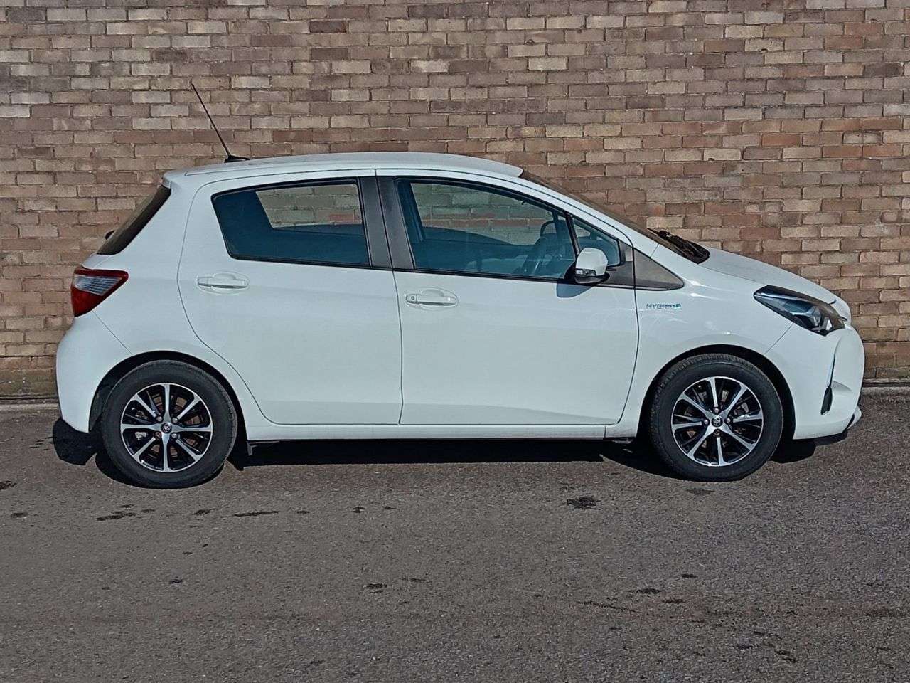 A 2019 TOYOTA YARIS 1.5 VVT-h Icon Tech Hatchback 5dr Petrol Hybrid E-CVT Euro 6 (s/s) (100 ps) A 2019 TOYOTA YARIS 1.5 VVT-h Icon Tech Hatchback 5dr Petrol Hybrid E-CVT Euro 6 (s/s) (100 ps)