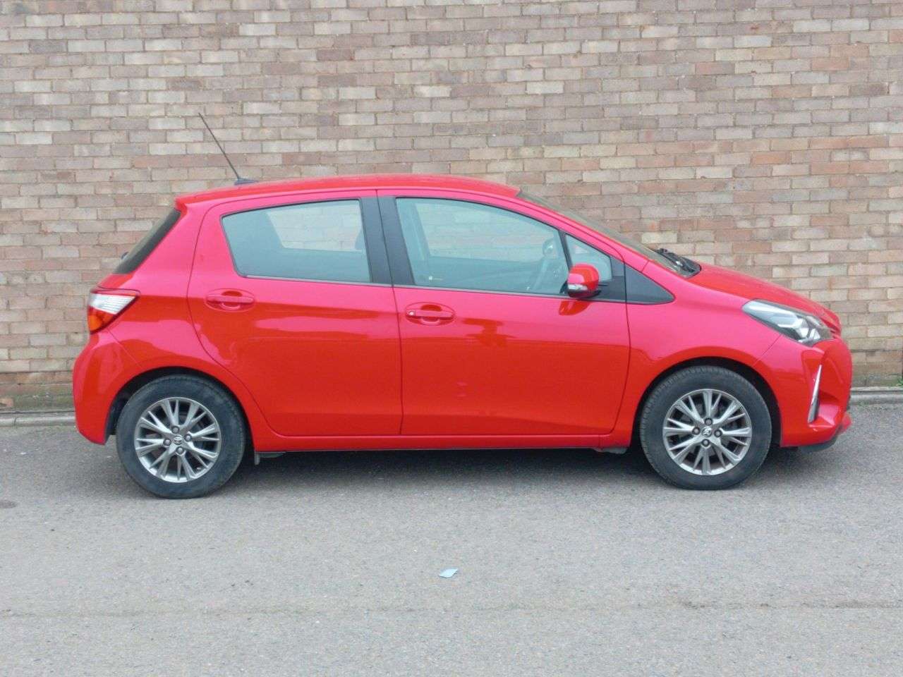 A 2020 TOYOTA YARIS 1.5 VVT-i Icon Hatchback 5dr Petrol Manual Euro 6 (111 ps) A 2020 TOYOTA YARIS 1.5 VVT-i Icon Hatchback 5dr Petrol Manual Euro 6 (111 ps)