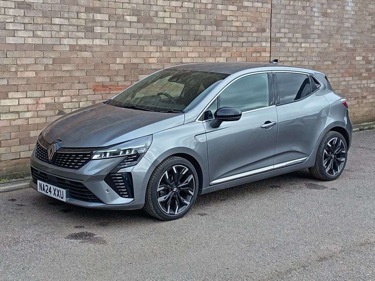 A 2024 RENAULT CLIO 1.0 TCe techno Hatchback 5dr Petrol Manual Euro 6 (s/s) (90 ps) A 2024 RENAULT CLIO 1.0 TCe techno Hatchback 5dr Petrol Manual Euro 6 (s/s) (90 ps)