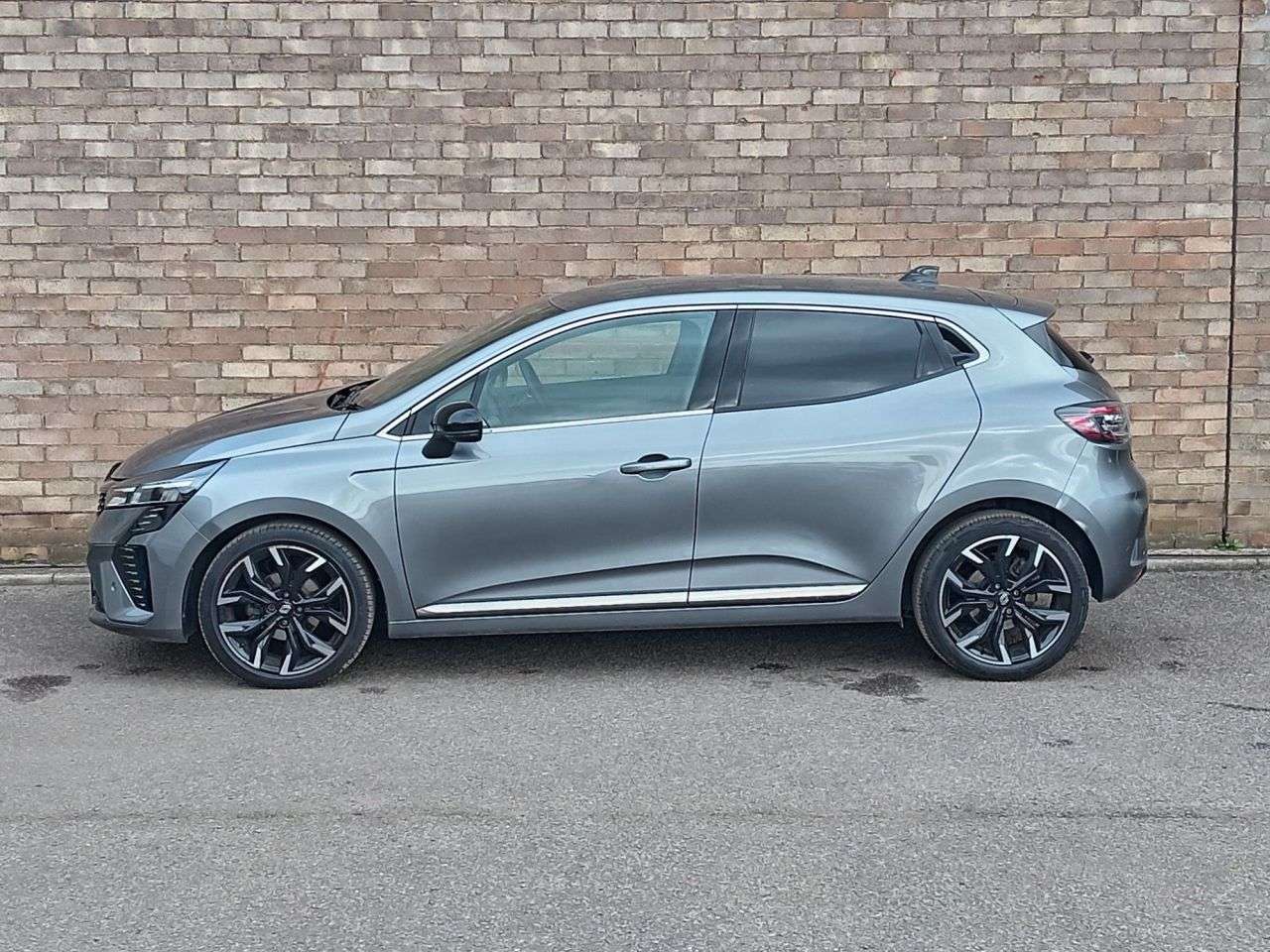 A 2024 RENAULT CLIO 1.0 TCe techno Hatchback 5dr Petrol Manual Euro 6 (s/s) (90 ps) A 2024 RENAULT CLIO 1.0 TCe techno Hatchback 5dr Petrol Manual Euro 6 (s/s) (90 ps)