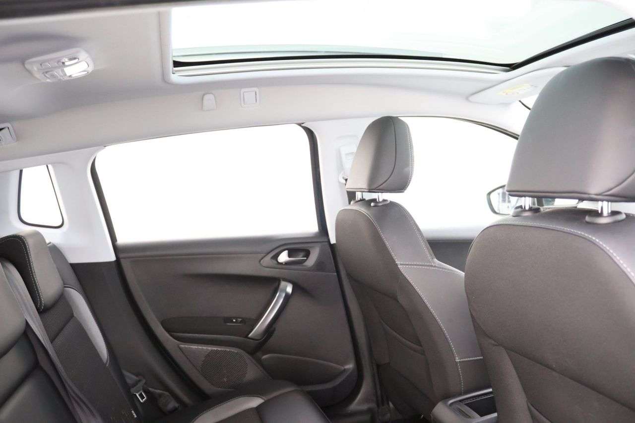 A 2019 PEUGEOT 2008 1.2 PureTech Allure Premium SUV 5dr Petrol Manual Euro 6 (s/s) (82 ps) A 2019 PEUGEOT 2008 1.2 PureTech Allure Premium SUV 5dr Petrol Manual Euro 6 (s/s) (82 ps)