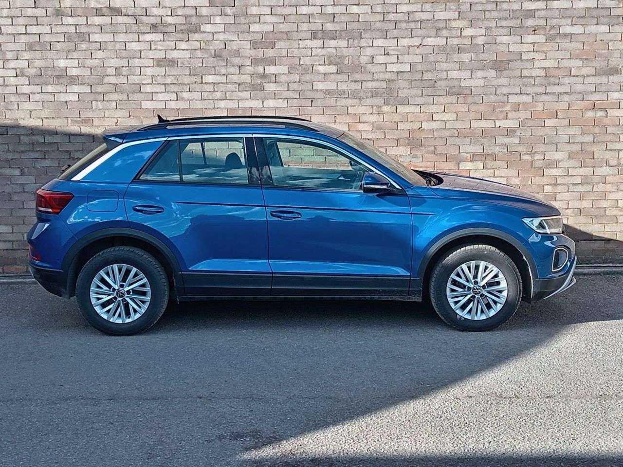 A 2022 VOLKSWAGEN T-ROC 1.5 TSI Life SUV 5dr Petrol DSG Euro 6 (s/s) (150 ps) A 2022 VOLKSWAGEN T-ROC 1.5 TSI Life SUV 5dr Petrol DSG Euro 6 (s/s) (150 ps)