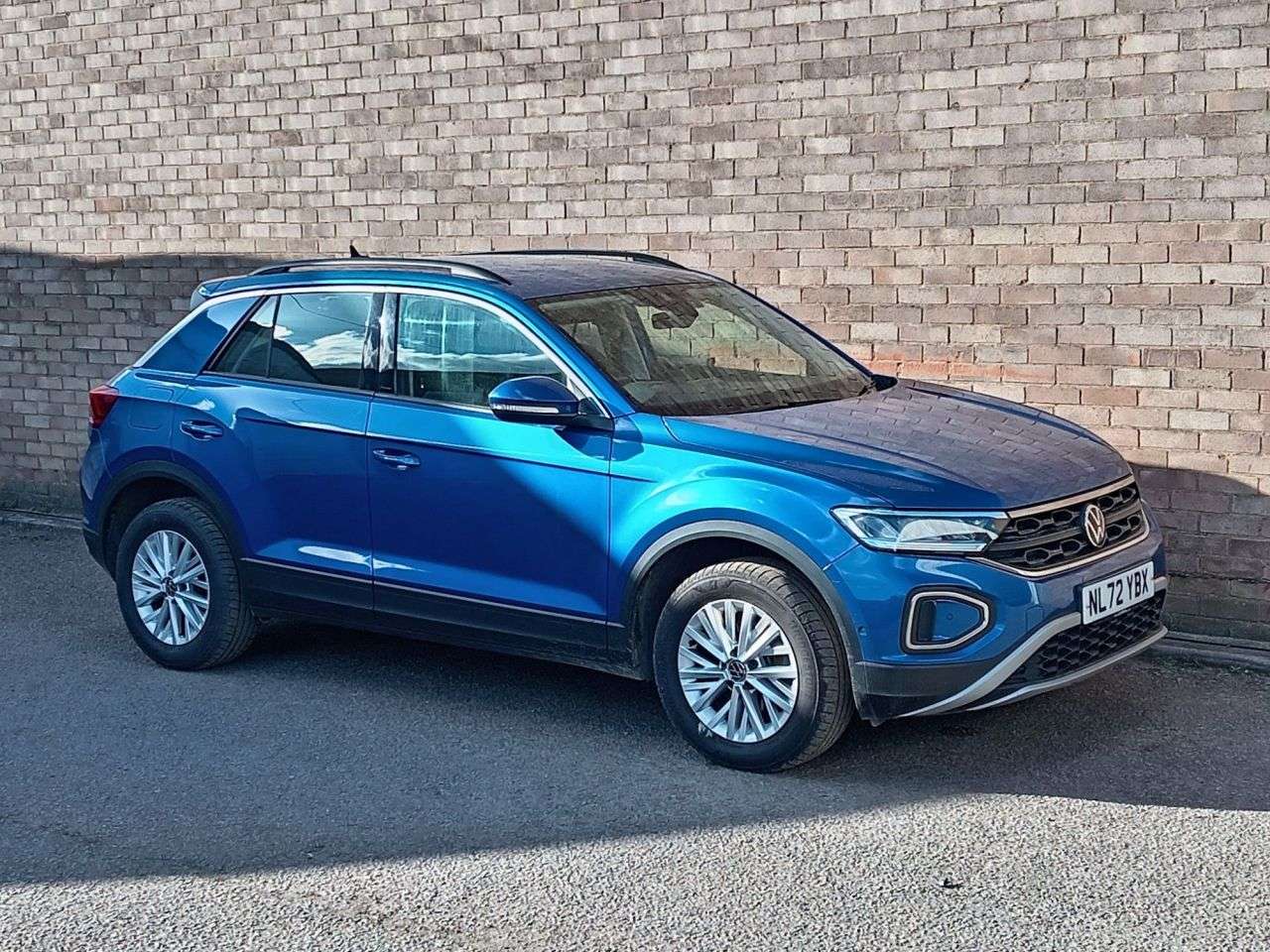 A 2022 VOLKSWAGEN T-ROC 1.5 TSI Life SUV 5dr Petrol DSG Euro 6 (s/s) (150 ps) A 2022 VOLKSWAGEN T-ROC 1.5 TSI Life SUV 5dr Petrol DSG Euro 6 (s/s) (150 ps)